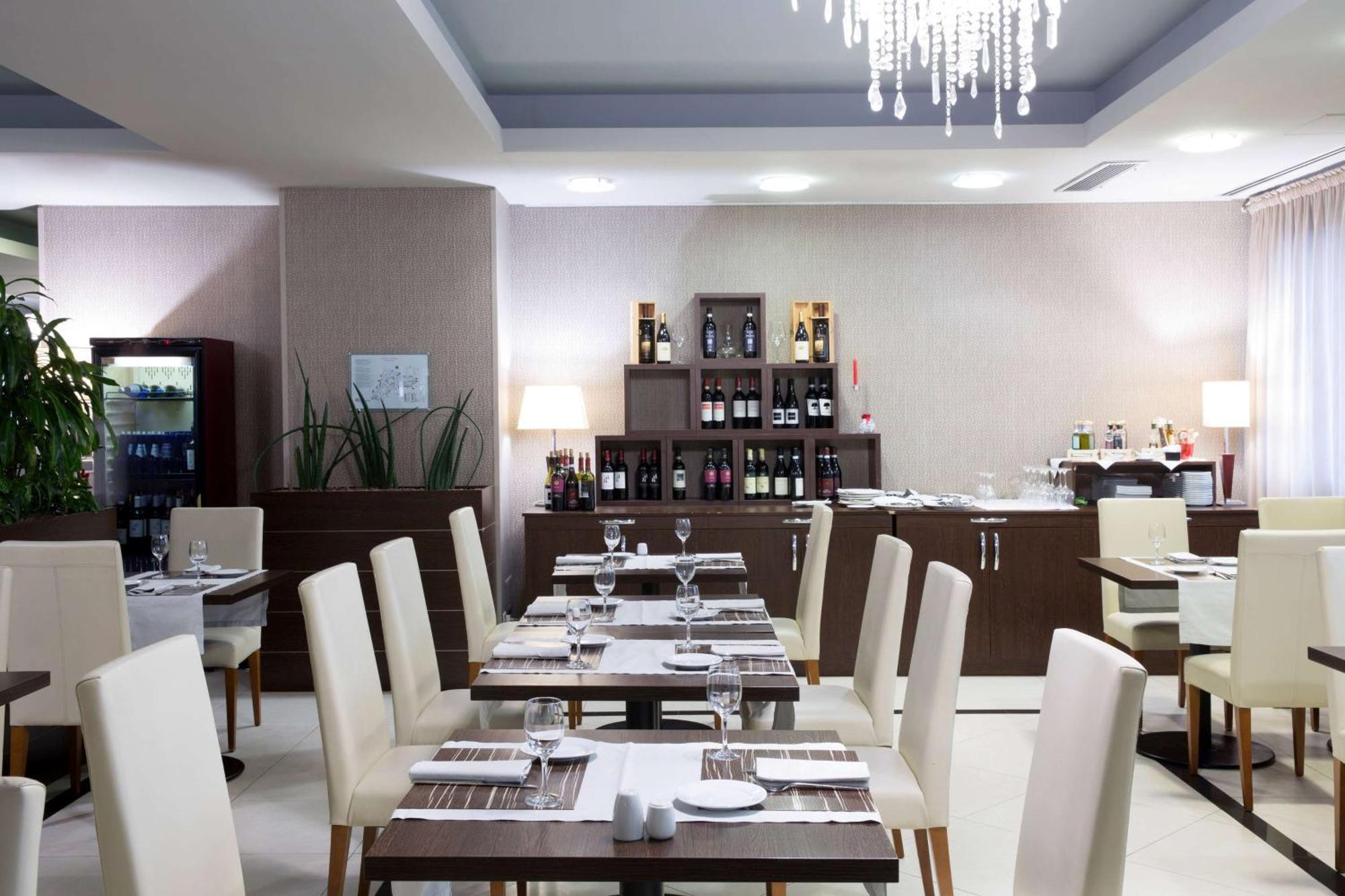 Dolce By Wyndham Milan Malpensa Hotel Somma Lombardo Exterior photo